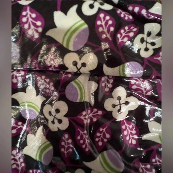 RETIRED: Vera Bradley | Ladies Concert Crossbody Plum Petals Frill handbag. - Picture 3 of 16